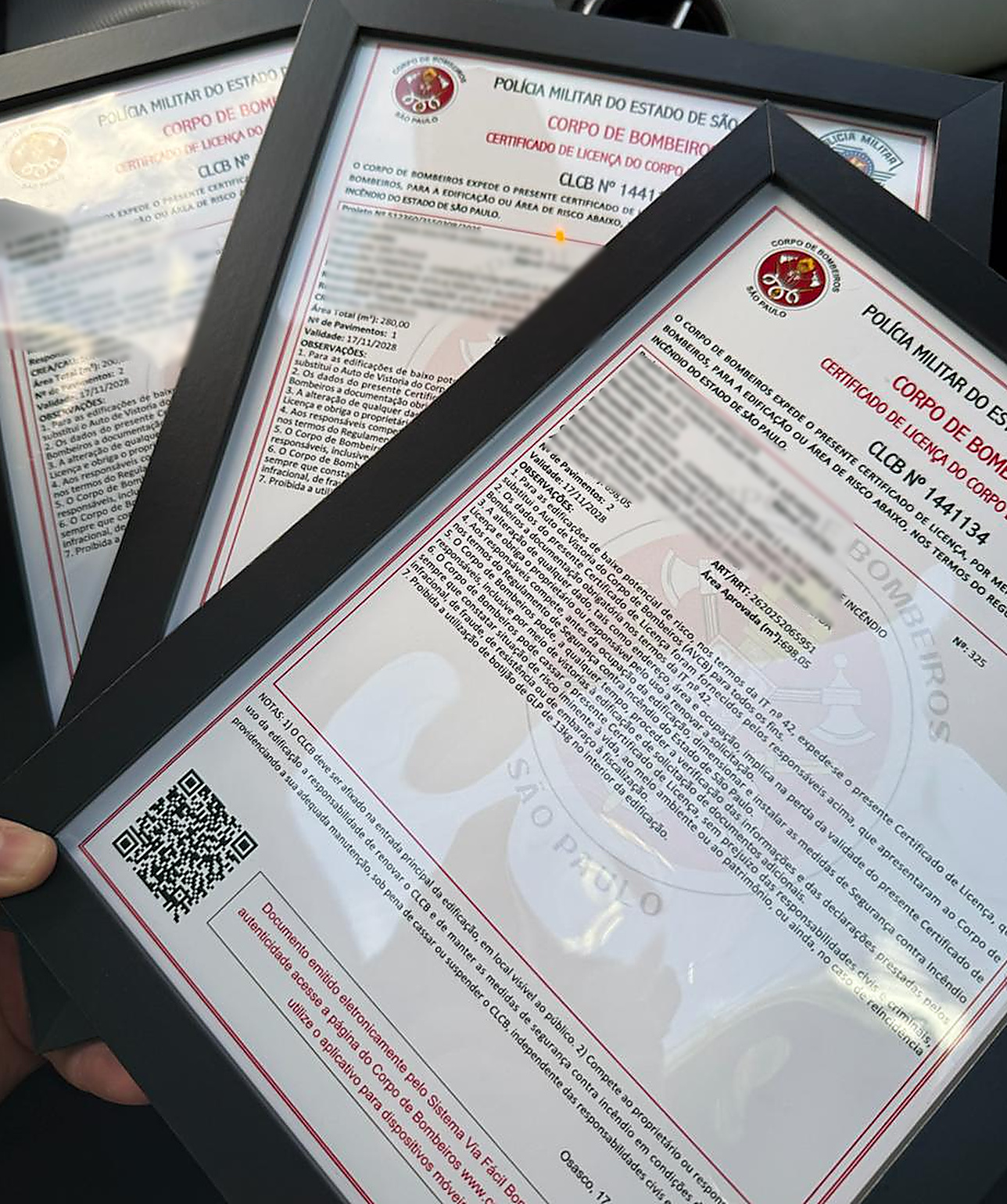 Certificados de licença do Corpo de Bombeiros (CLCB) emitidos pela Engefogo, emoldurados